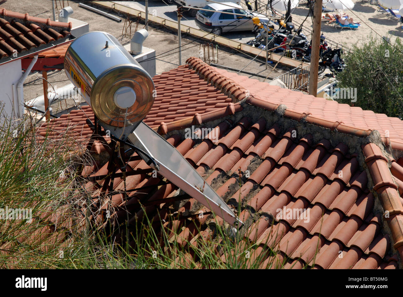 Riscaldamento di acqua solare pannello e serbatoio sul tetto in Parga, Epiro, Grecia Foto Stock