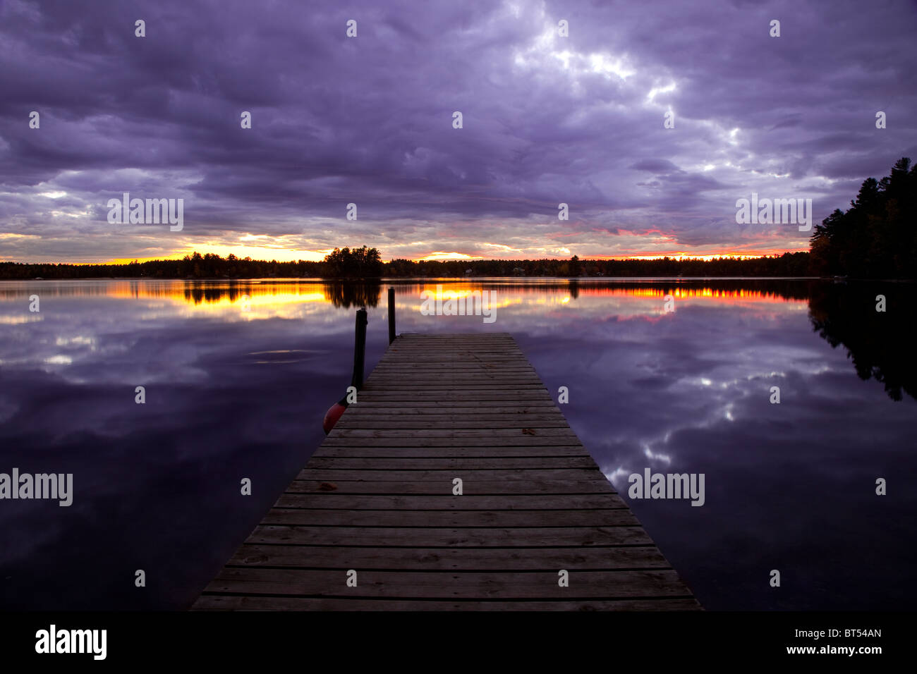 Il molo al tramonto sul laghetto Watchic Maine, Stati Uniti d'America Foto Stock