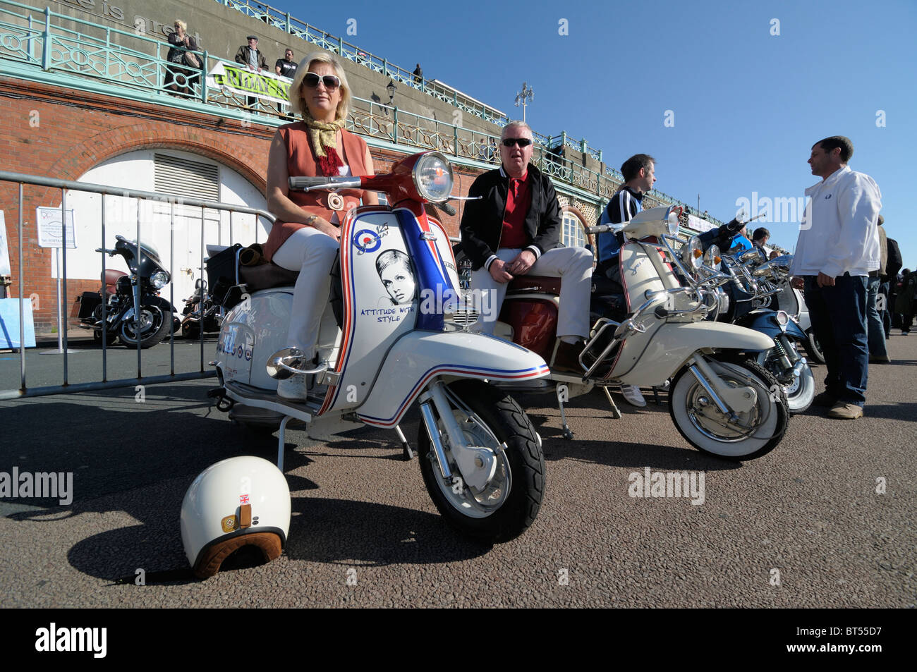 Mods sat sul loro Lambretta, Madeira Drive, Brighton, Regno Unito Foto Stock