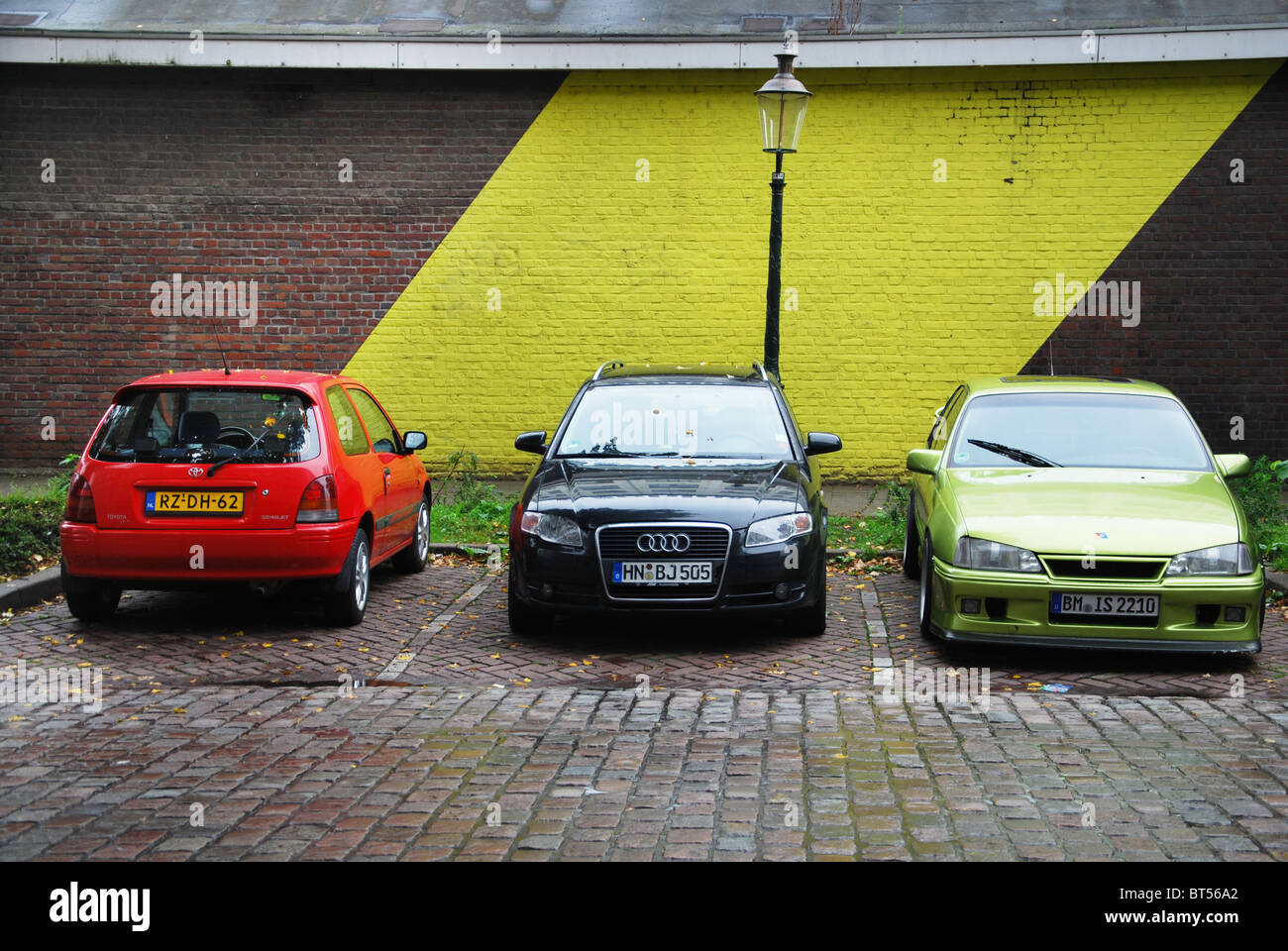 Automobili parcheggiate nel Trattato di Maastricht Centro città Paesi Bassi Foto Stock