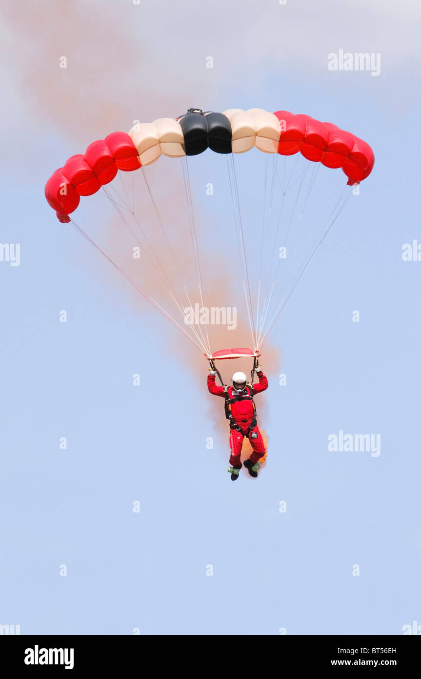Red Devils parachutist scendendo a Airshow di Farnborough Foto Stock