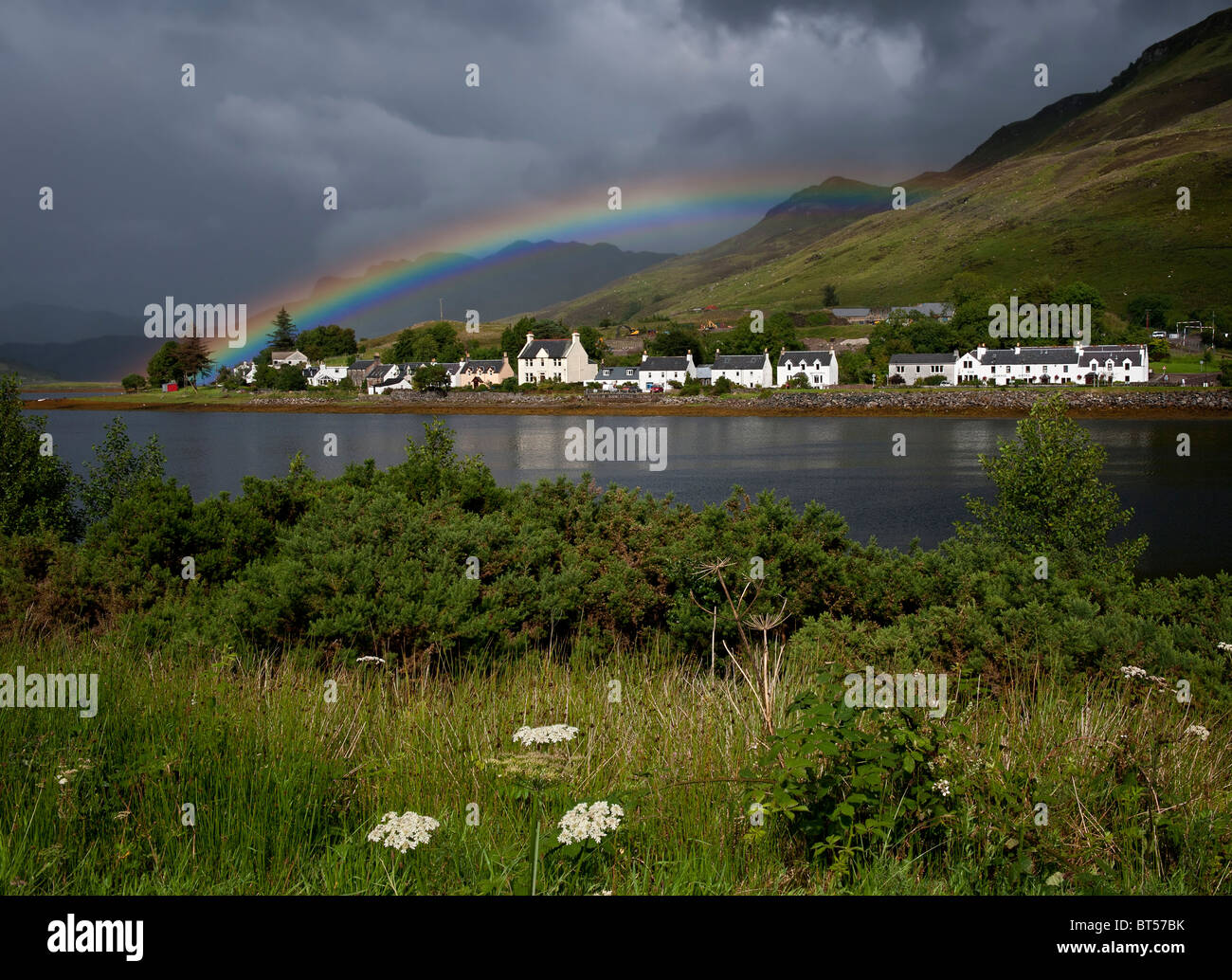 Rainbow su Dornie e Loch Long nelle Highlands occidentali della Scozia Foto Stock