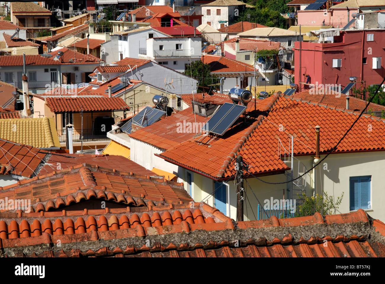 Riscaldamento di Acqua Solare pannelli sui tetti delle case di Parga, Epiro Grecia. Foto Stock