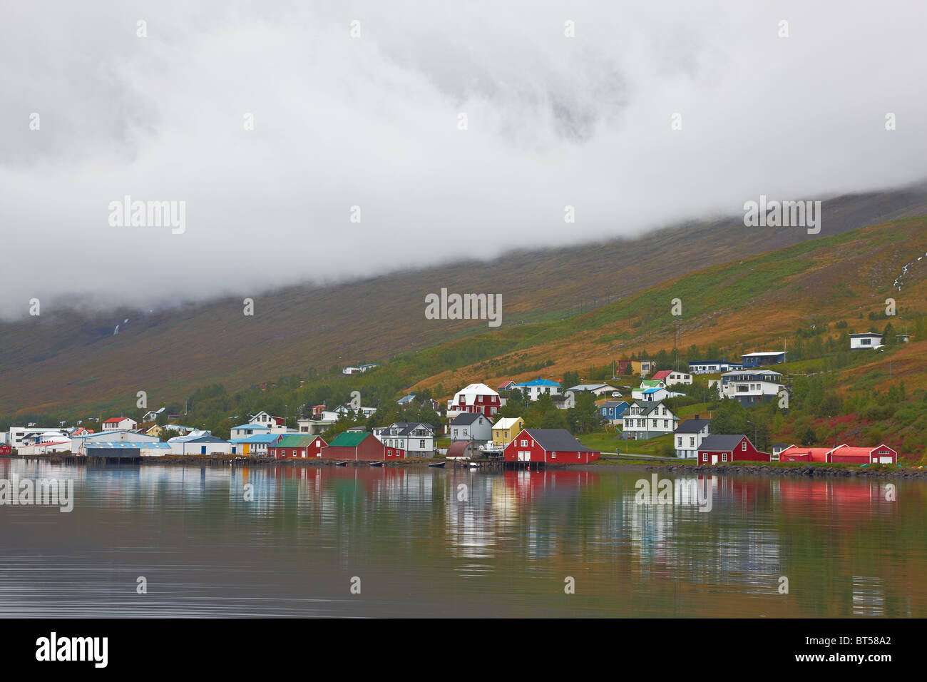 Eskifjordur villaggio di pescatori, a est di fiordi, Islanda Foto Stock