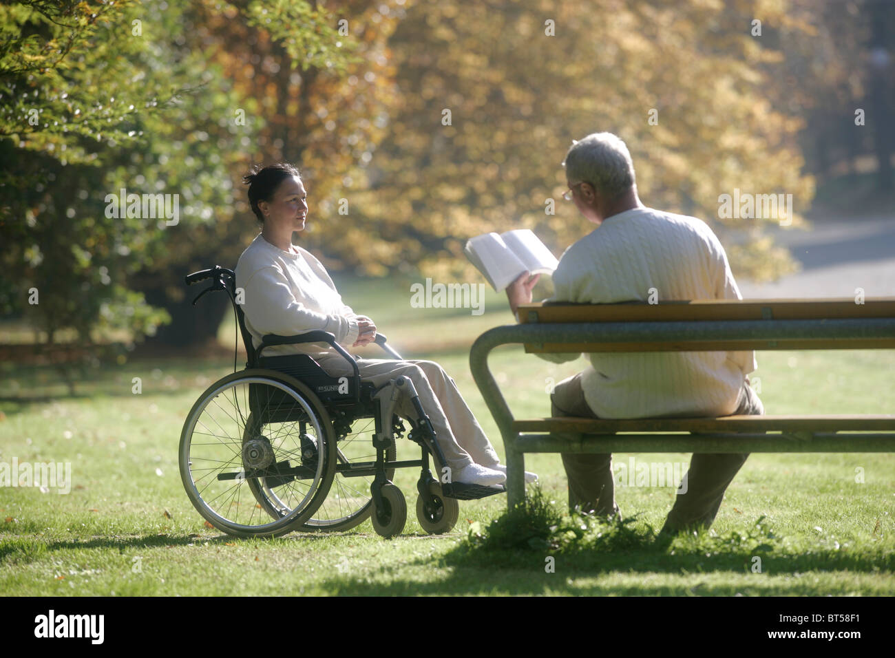 Ein Paar ,Frau sitzt im Rollstuhl Foto Stock