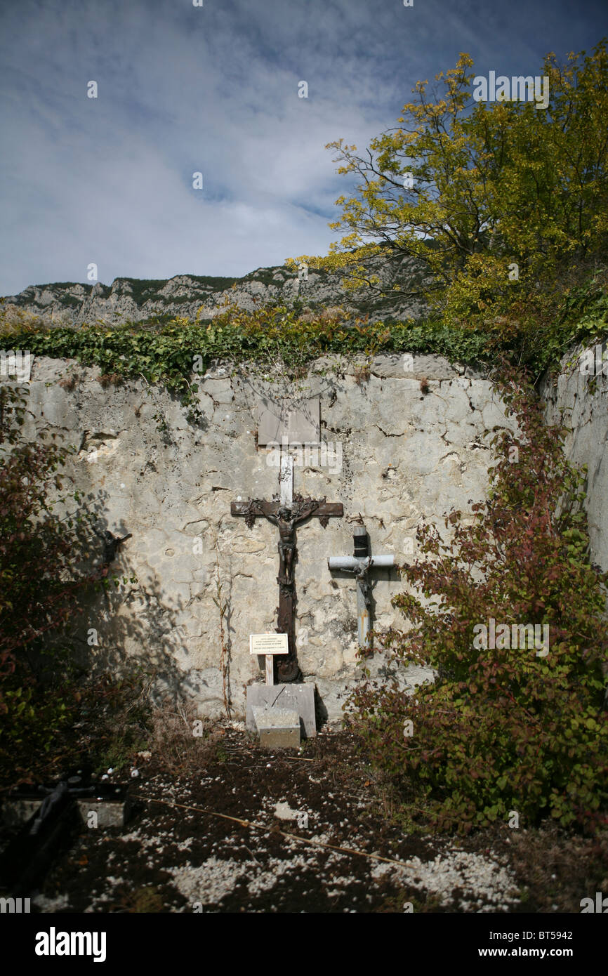 Tomba abbandonata nel cimitero di Saou, il villaggio di montagna di Saou, Drôme, Francia. Foto Stock