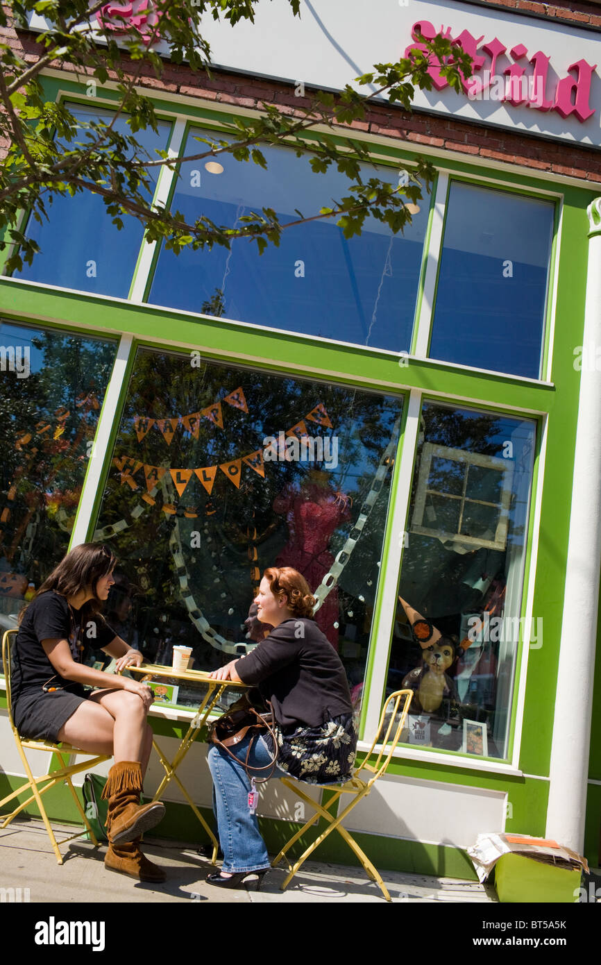 Due giovani donne a outdoor cafe, Lawrenceville quartiere, Pittsburgh, Pennsylvania Foto Stock