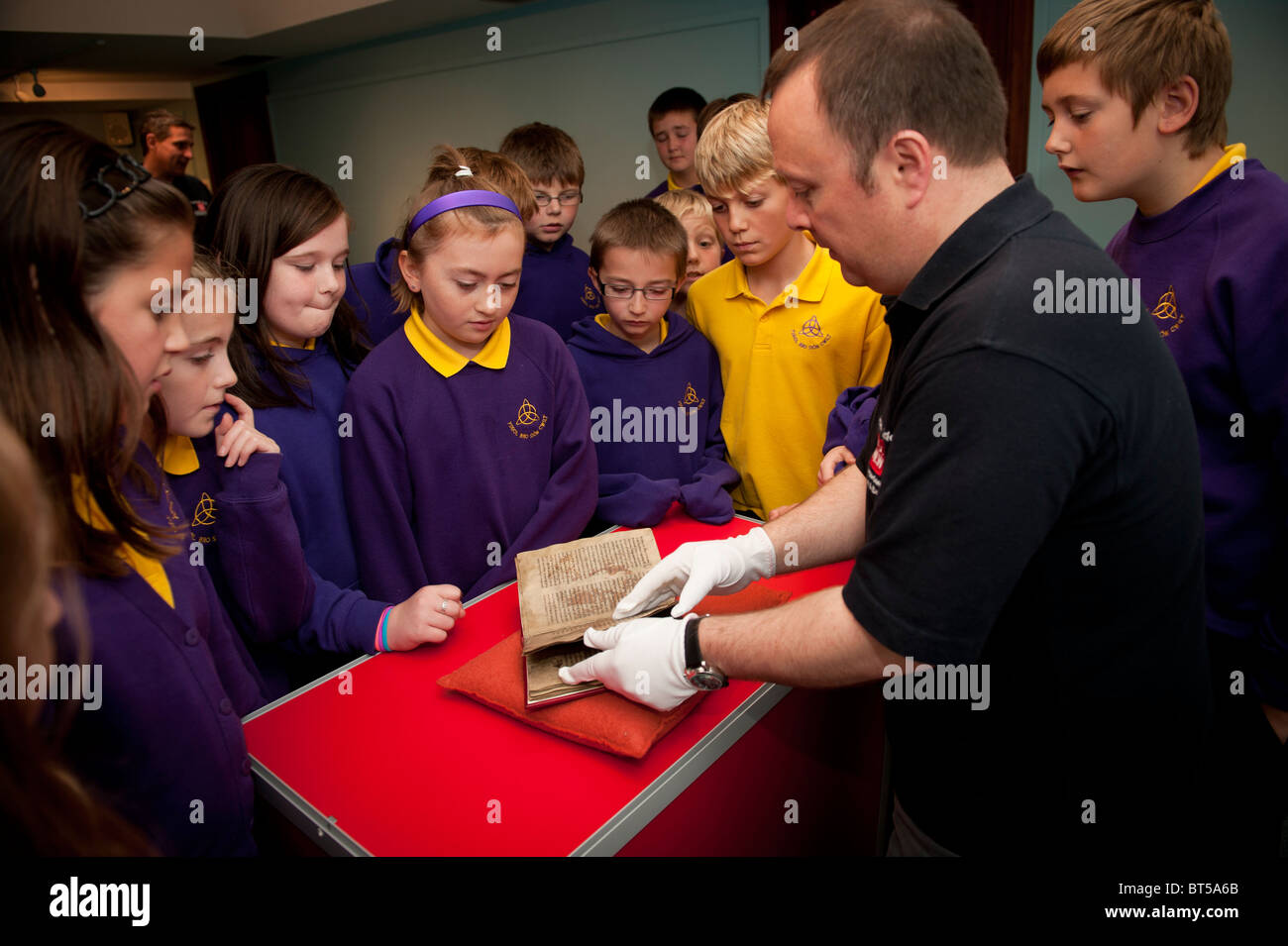 Un gruppo di welsh gli allievi della scuola primaria in visita alla Biblioteca Nazionale del Galles Foto Stock