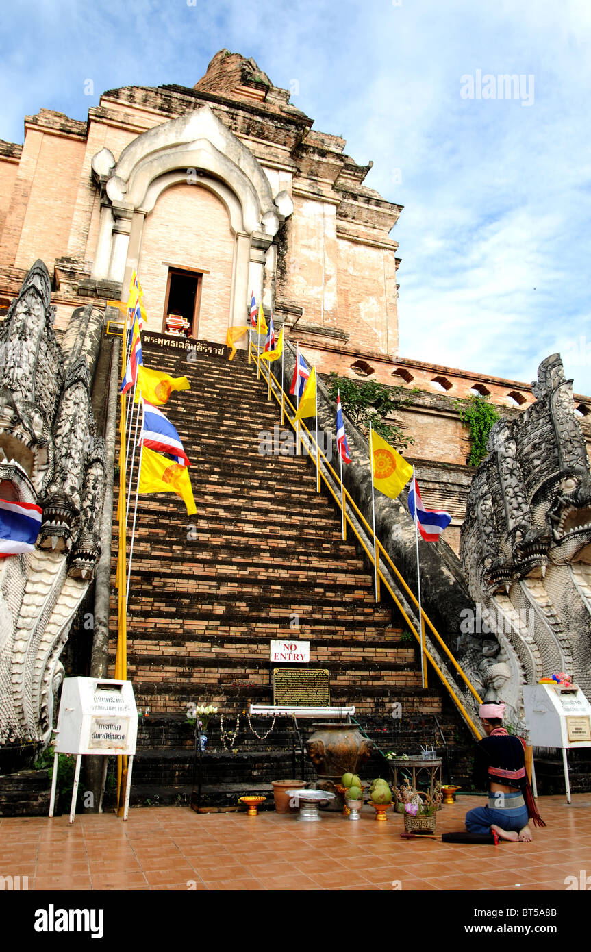 Hilltribal devoto al Wat Chedi Luang, Chiangmai, Thailandia Foto Stock