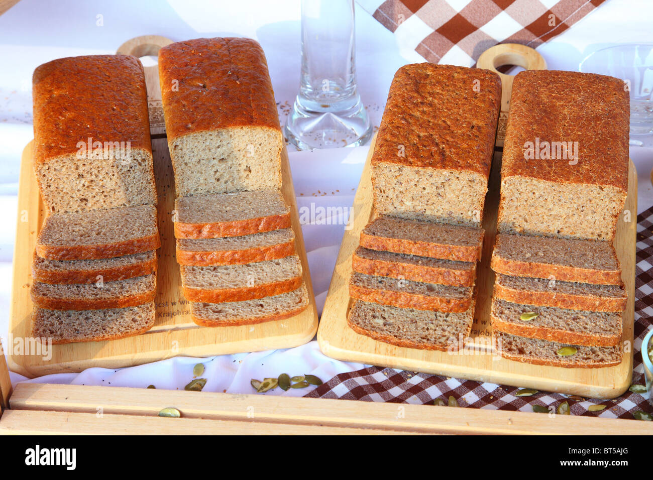 Polpettine di pane organico parzialmente tagliate a fette Foto Stock