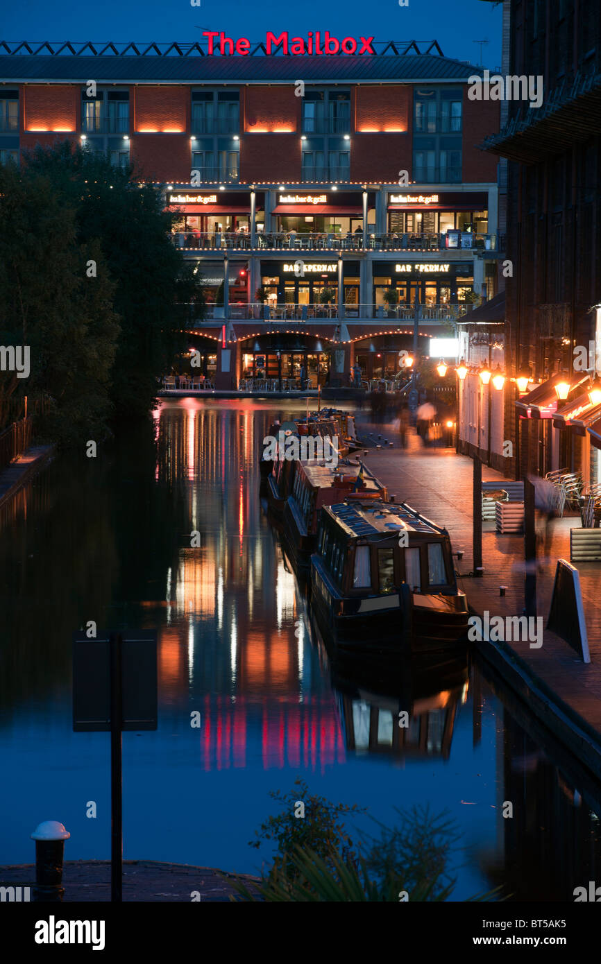 La casella di posta lo sviluppo di notte mostra canal e chiatte, Birmingham, West Midlands, Inghilterra, Regno Unito. Foto Stock