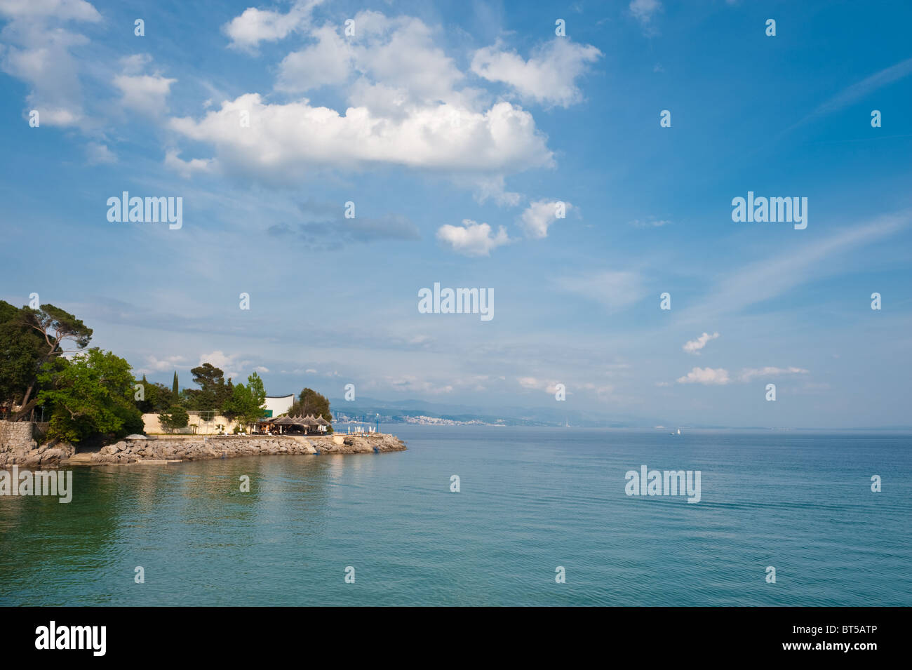 Vista sul Mar Adriatico. Opatija, una cittadina turistica sulla costa croata. Foto Stock