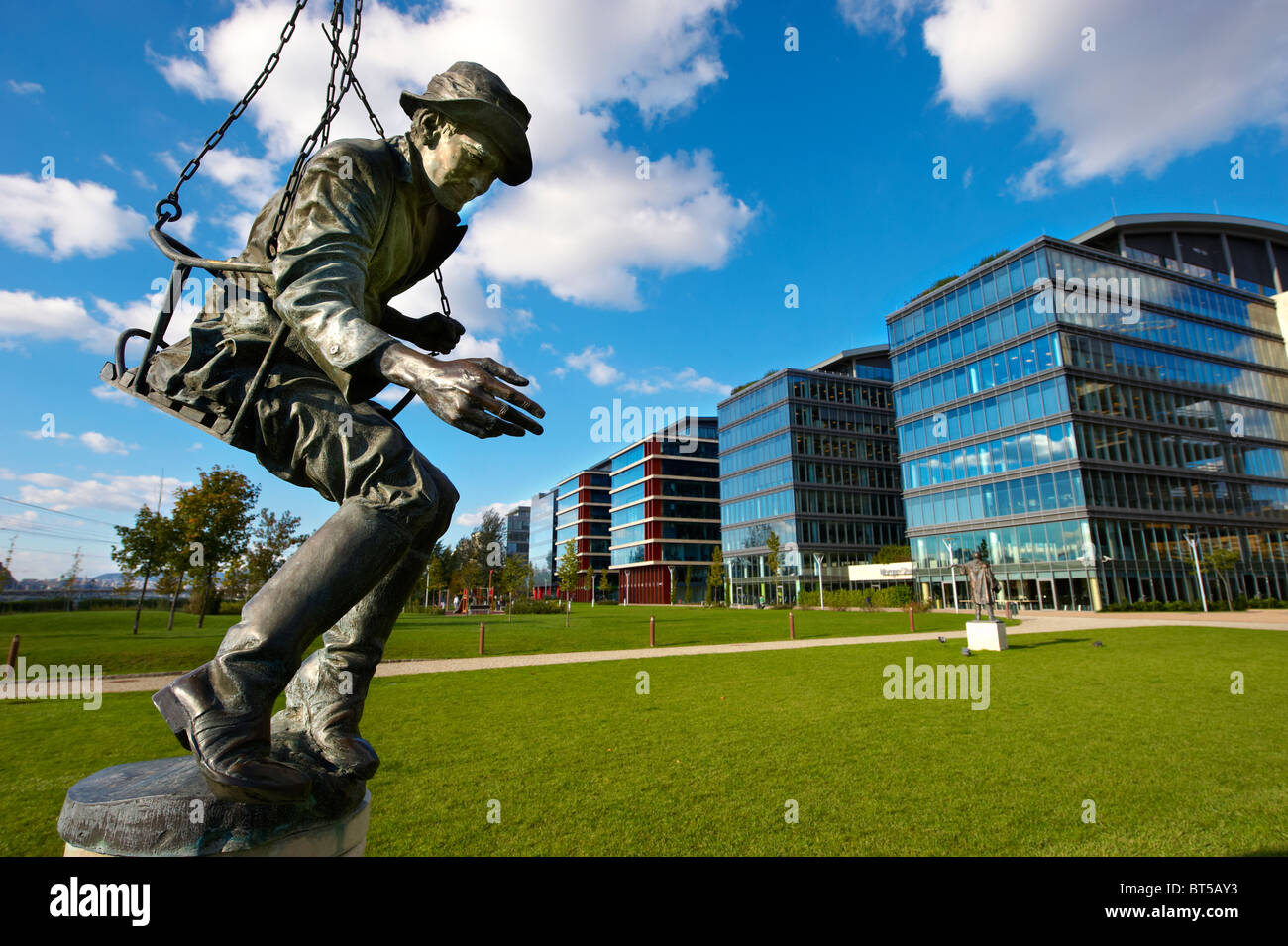 Buisness parco vicino al Teatro Nazionale, Lachner Odon Fasor, Budapest, Ungheria Foto Stock