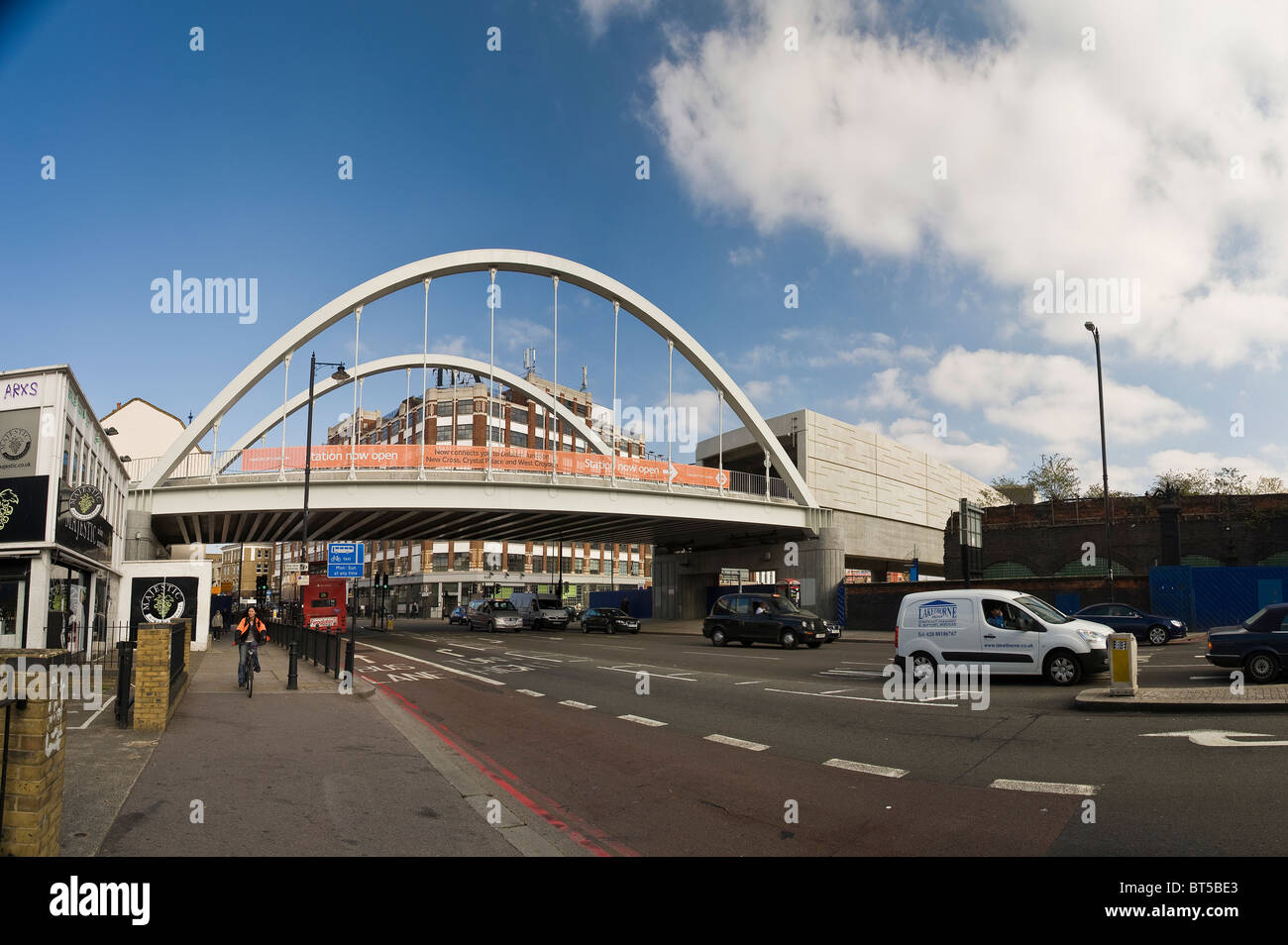 New London Overground ponte e stazione di Shoreditch High Street, London, Regno Unito Foto Stock