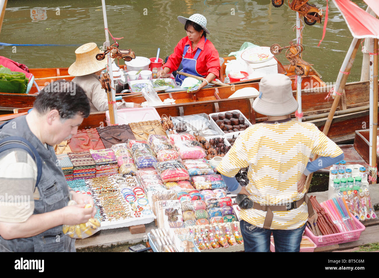 Venditori ambulanti al Mercato Galleggiante di Damnoen Saduak Ratchaburi, Bangkok, Thailandia, Settembre 2010 Foto Stock