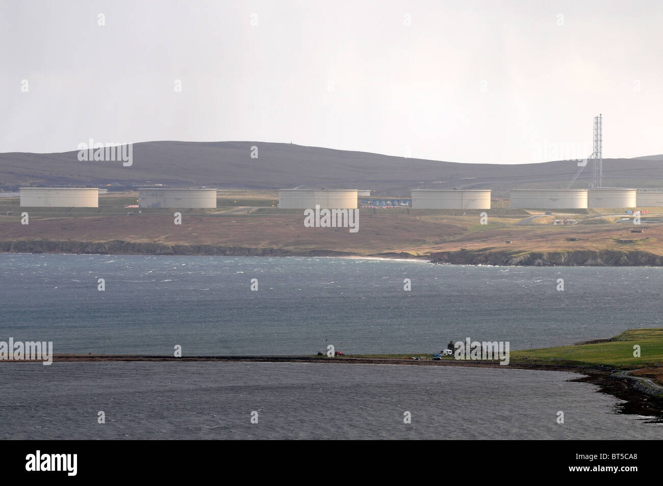 Sullom Voe il terminale Shetland - Europe più settentrionali terminale petrolifero che supporta le importazioni dal mare del Nord Foto Stock