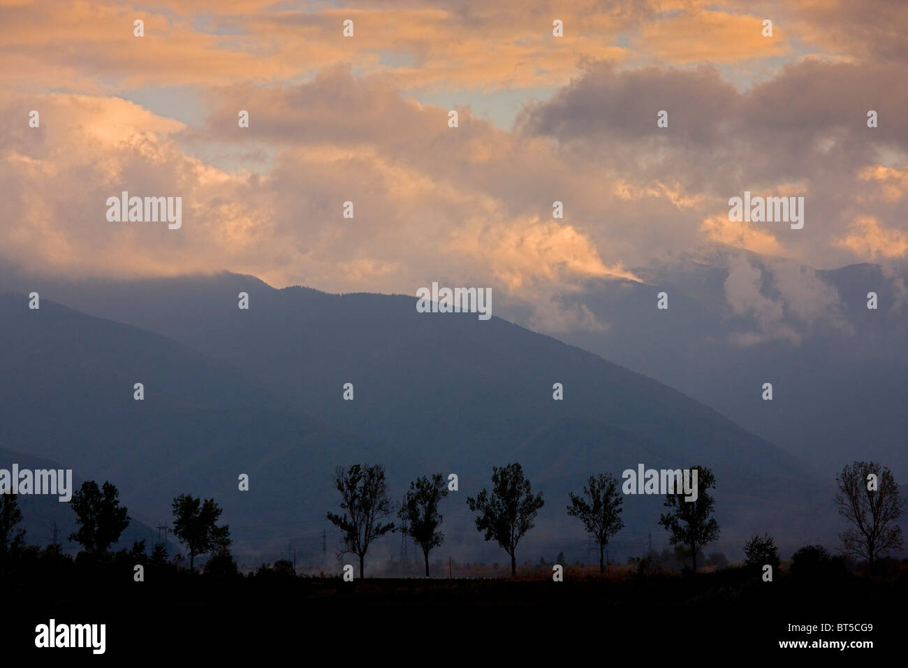 Vista serale di alta montagna Fagaras (Carpazi Meridionali) da nord, intorno al picco Moldoveanu (2544 metri), Romania Foto Stock
