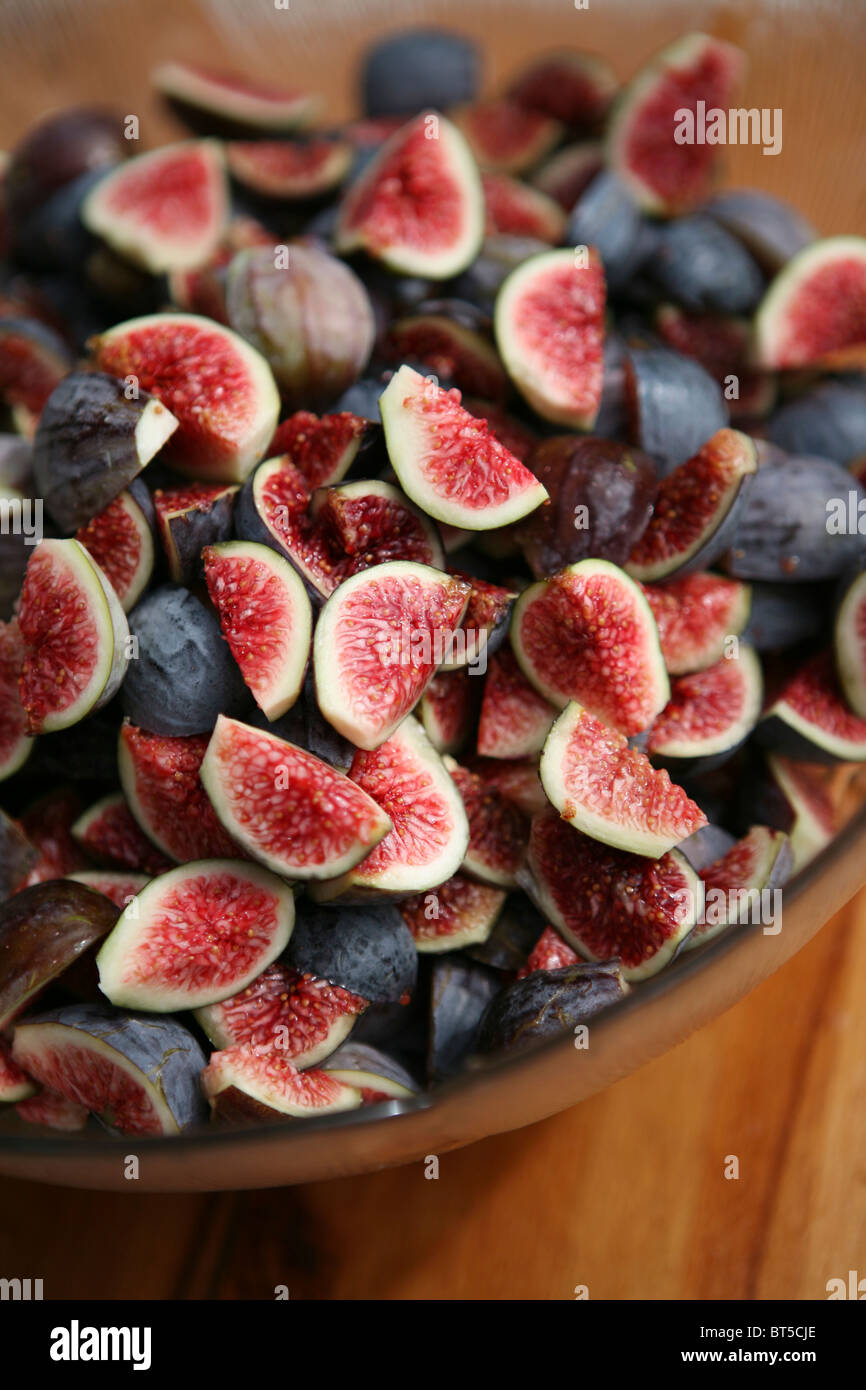 (Ficus carica) fichi maturi appena raccolti in una ciotola di vetro, squarciata / dimezzata Foto Stock