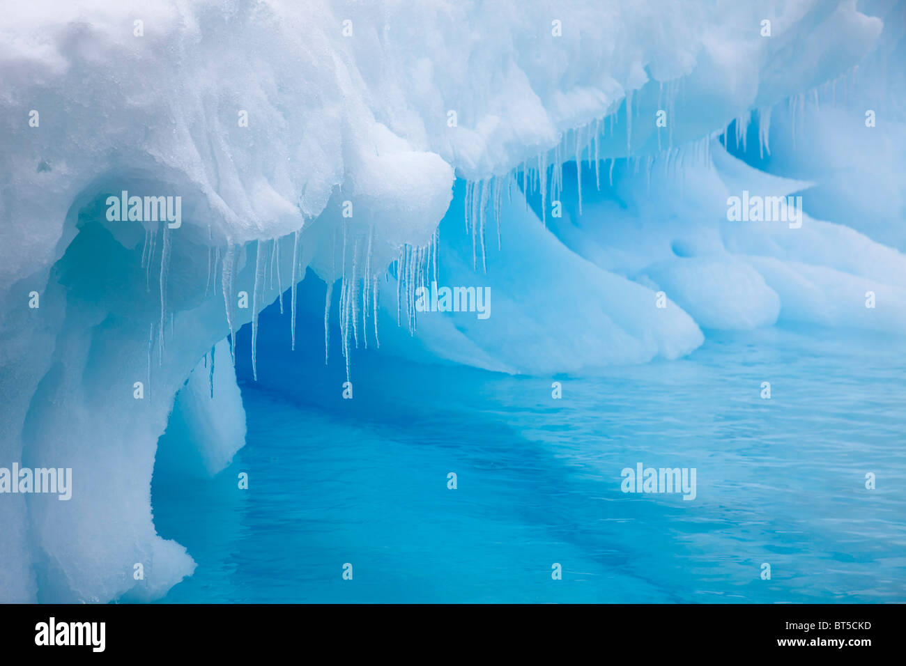 Grandi iceberg galleggianti vicino a Brown Bluff, punta settentrionale della penisola antartica. Foto Stock