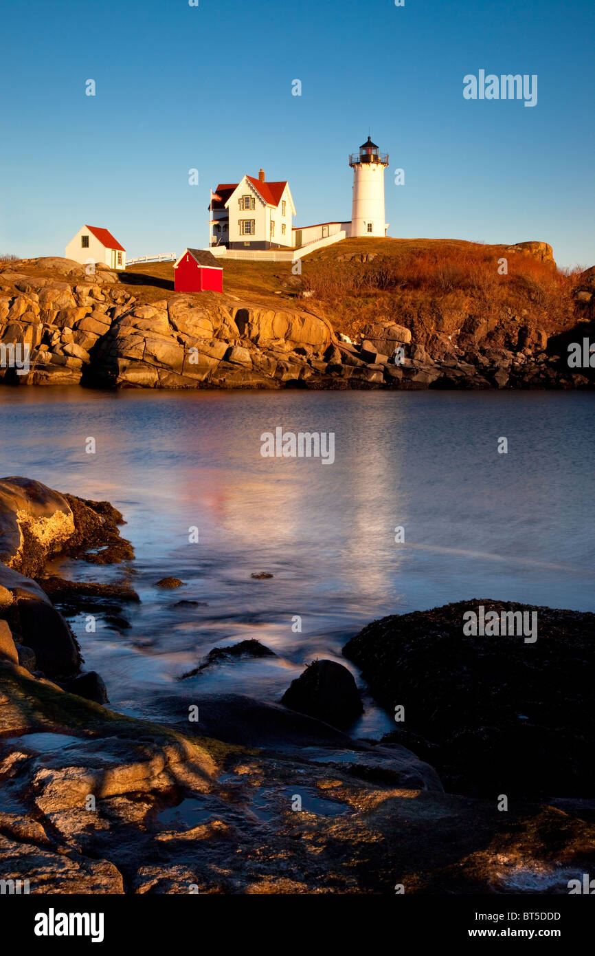 Sole che splende sul faro Nubble, Cape Neddick Maine USA Foto Stock