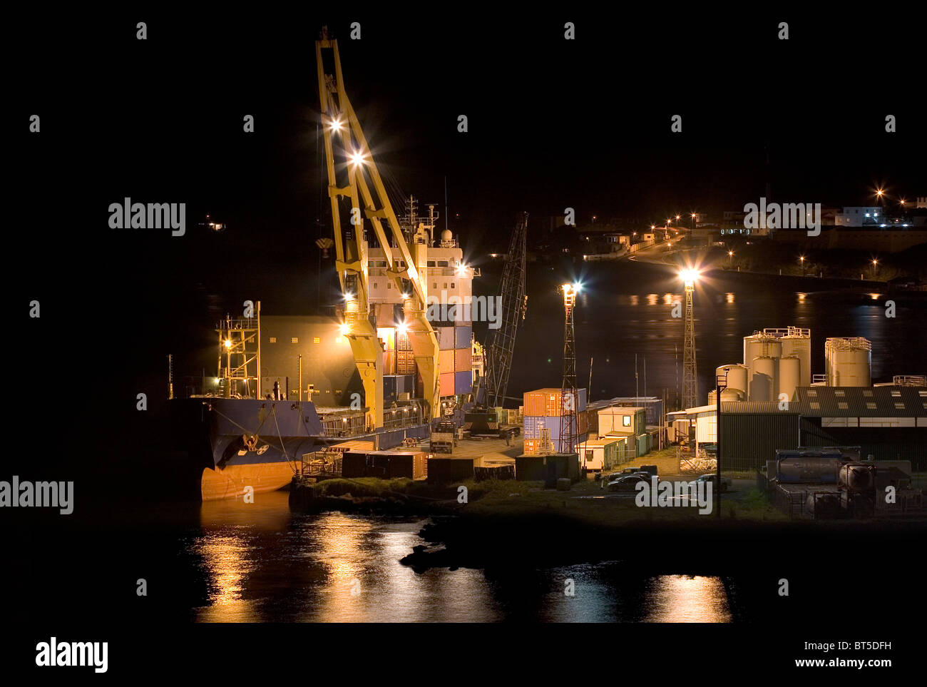 Olio di Luba Freeport. Vista sul porto con la nave al molo di notte Foto Stock