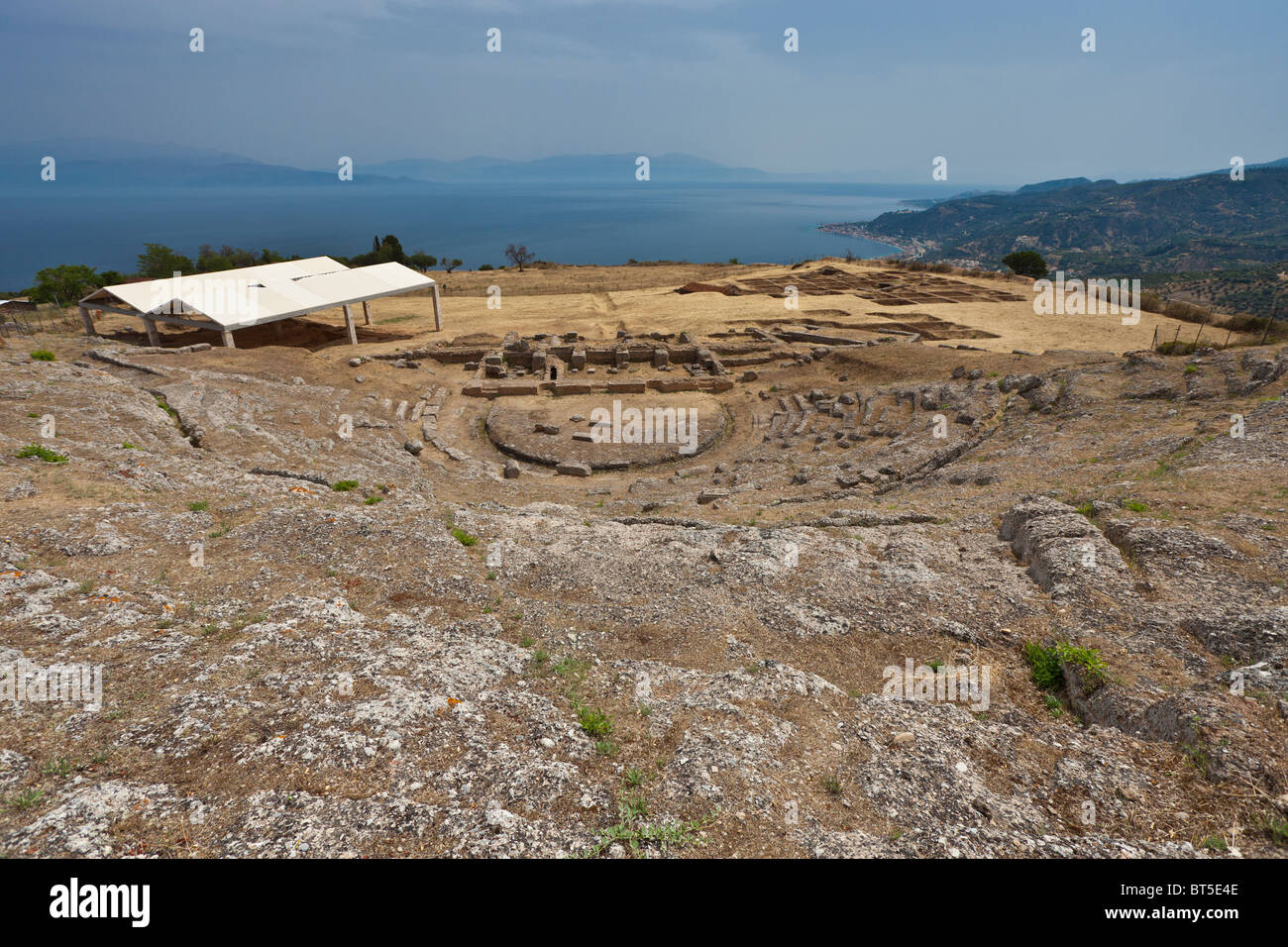 L'antico teatro greco di Aigeira, Grecia, che si affaccia sul golfo di Corinto. Foto Stock