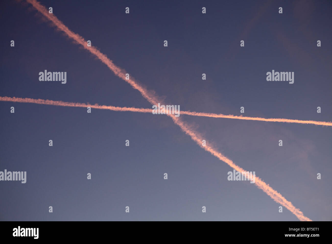 Contrails al tramonto Foto Stock