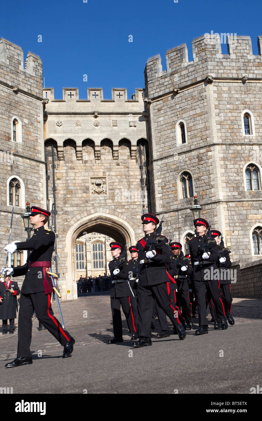 "Cambio della guardia" presso il Castello di Windsor, Berkshire, Inghilterra. Regno Unito GB Foto Stock