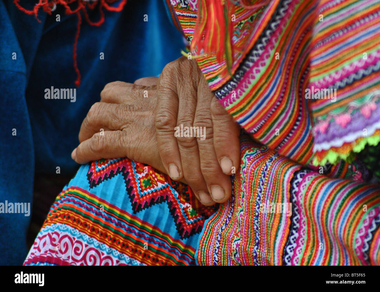 Dettaglio delle mani di un anziano 'Flower' Hmong donna tribale vicino a SAPA, Vietnam Foto Stock
