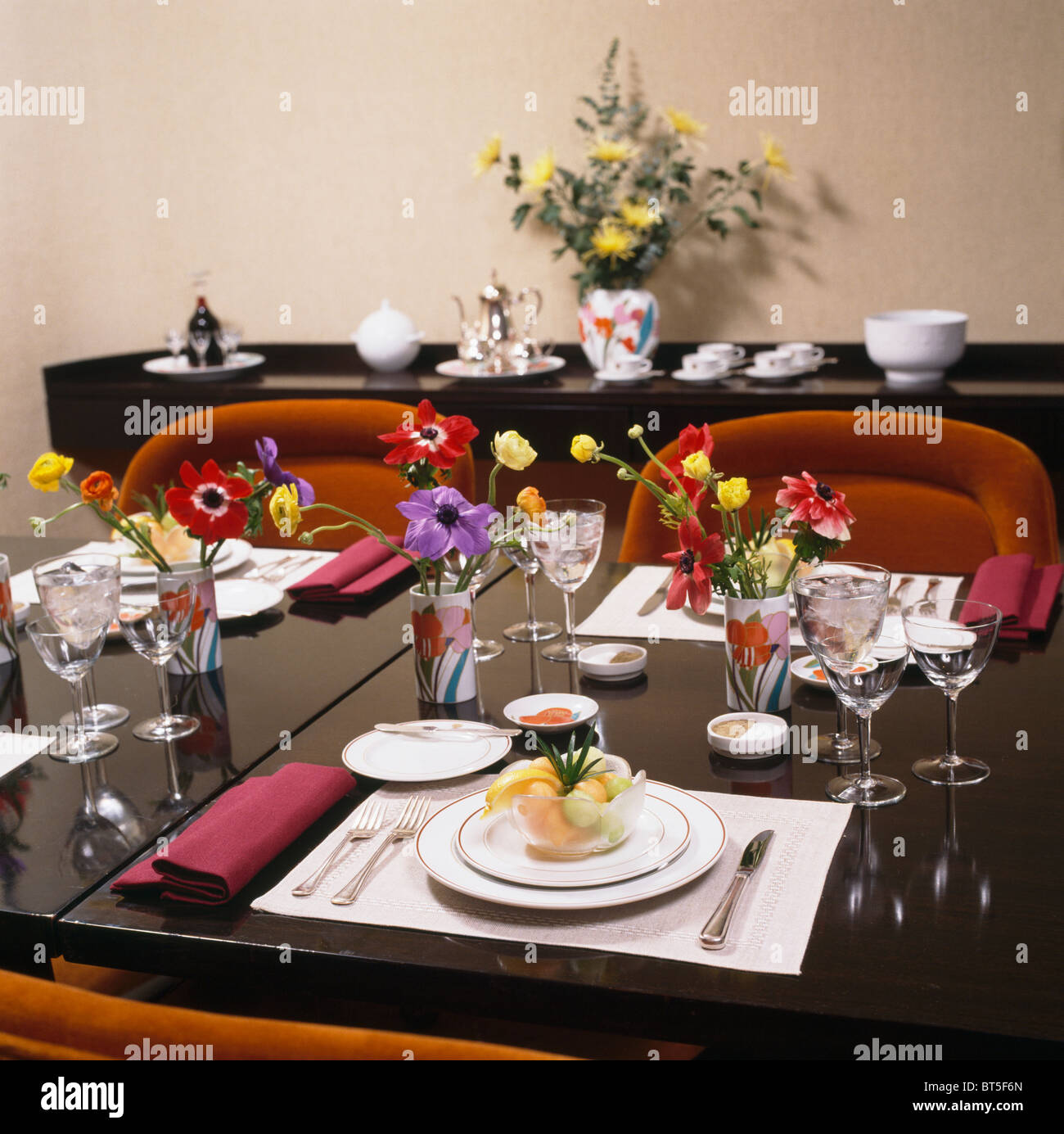 Close-up di piastre bianche e tabella tappetini sulla tavola nera impostata per il pranzo in una moderna sala da pranzo Foto Stock