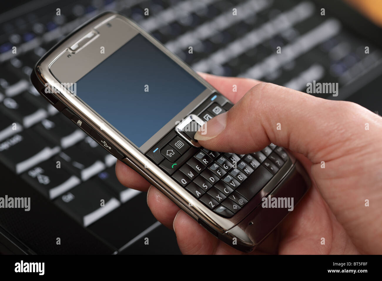 Utilizzando una smart telefono cellulare Foto Stock