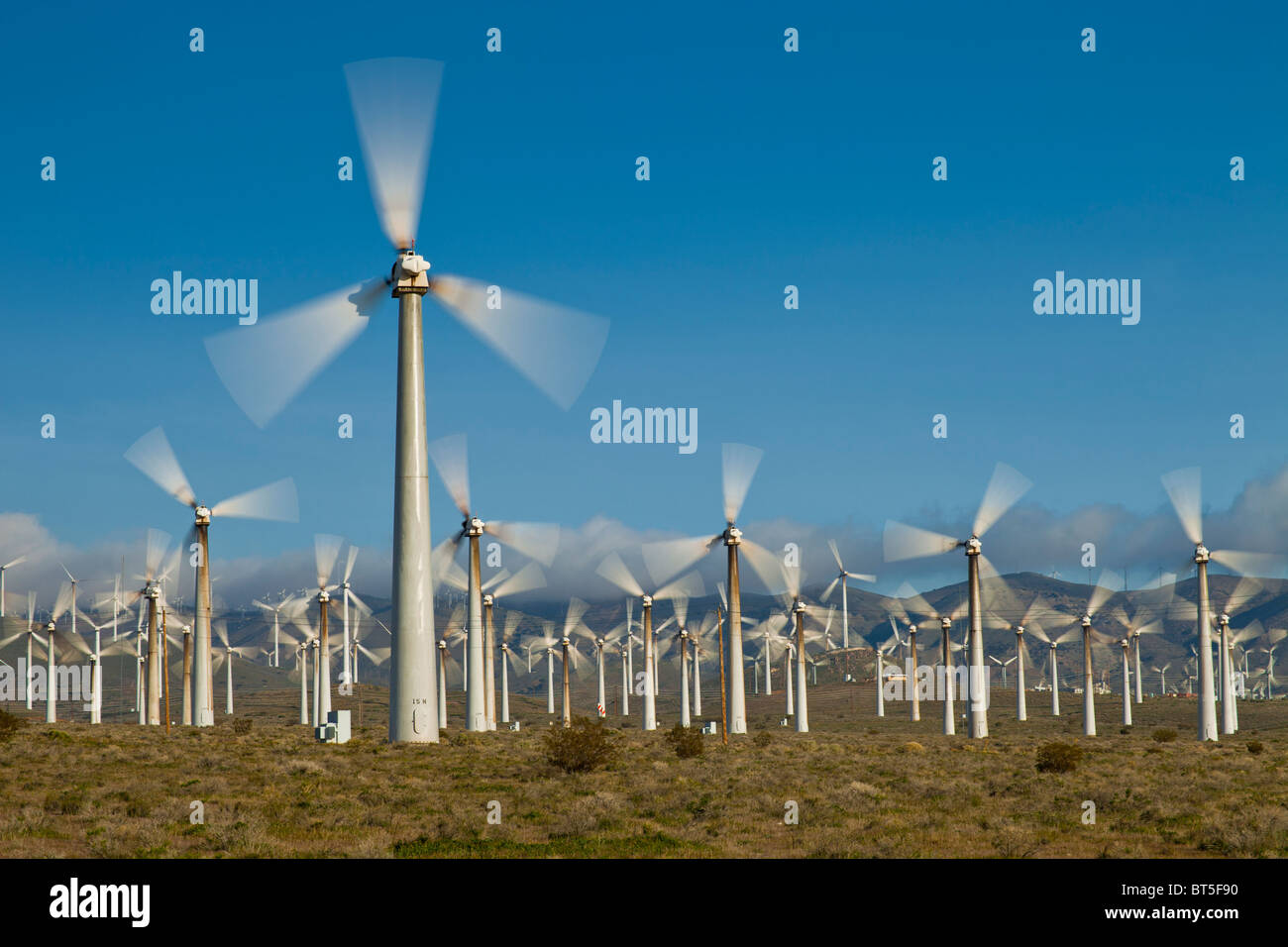 Un AES Corporation fattoria eolica nel deserto Mohave, California. Foto Stock