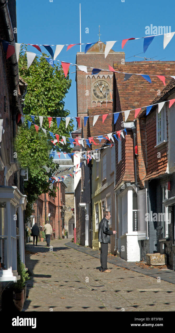 In acciottolato Lombard Street nella antica città mercato di Petworth nel Sussex, Regno Unito Foto Stock