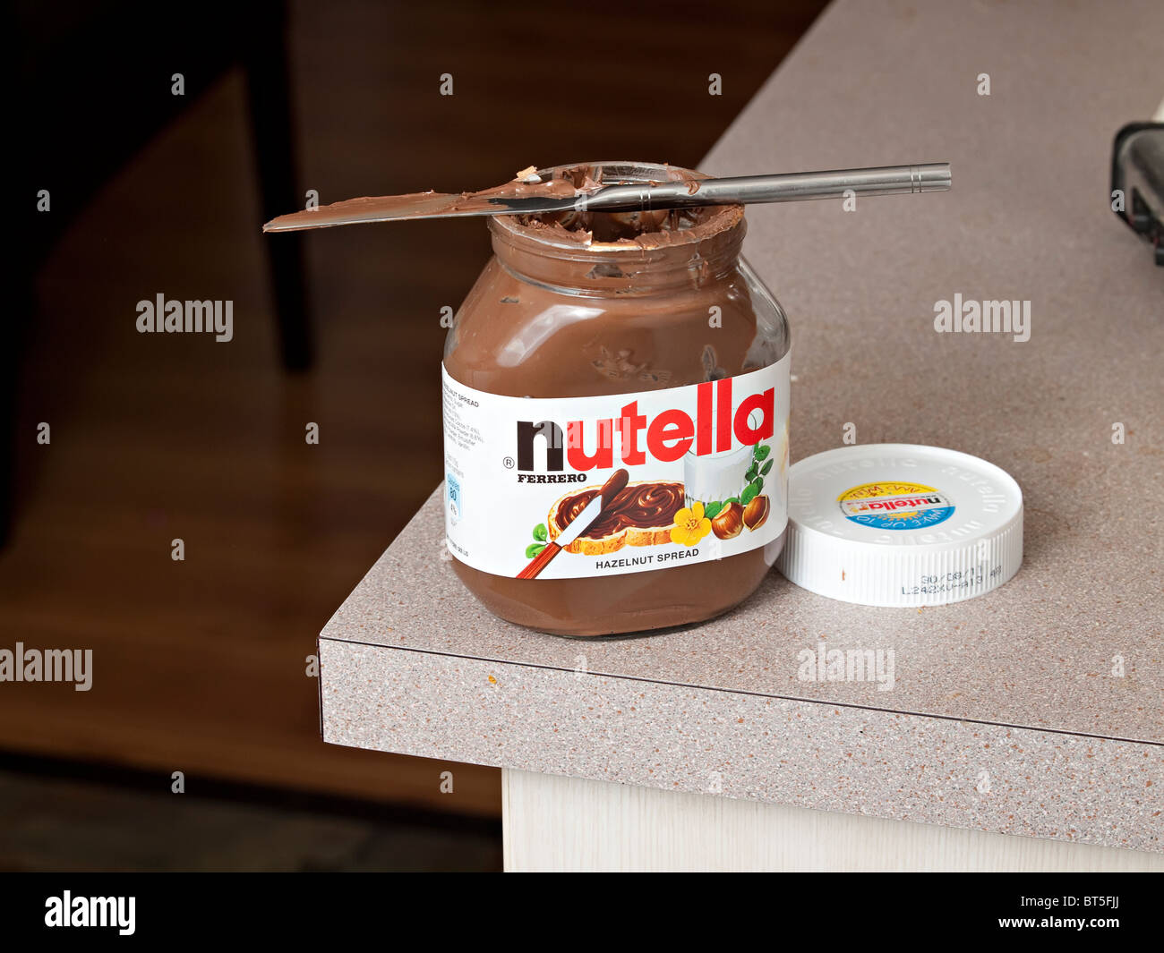 Una scatola di Nutella su un banco di cucina con un coltello smeraed Foto  stock - Alamy