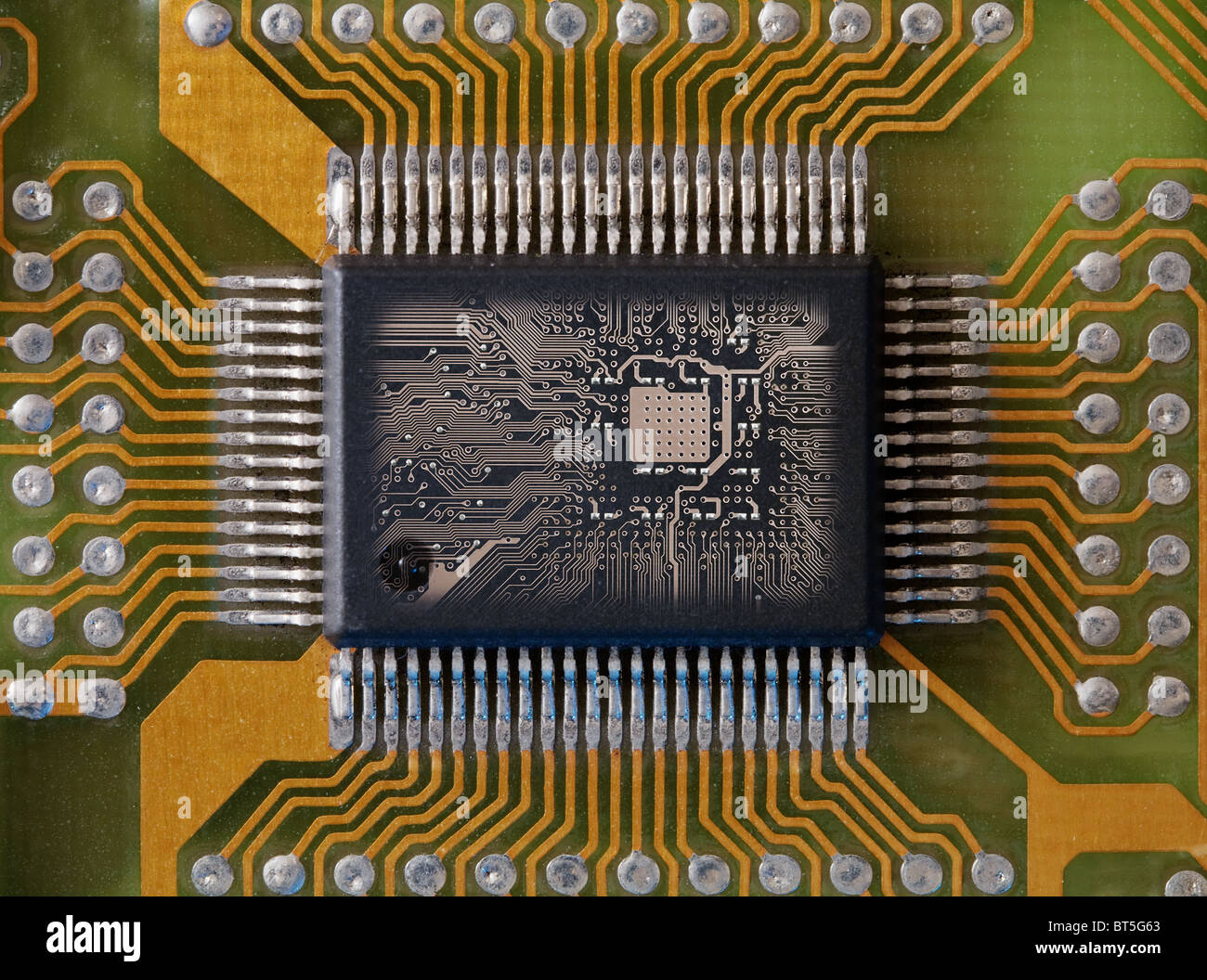 Microphoto di un microcircuito integrato Foto Stock