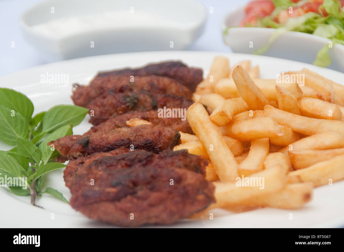 Kofte (polpette di carne) con patate fritte Foto Stock