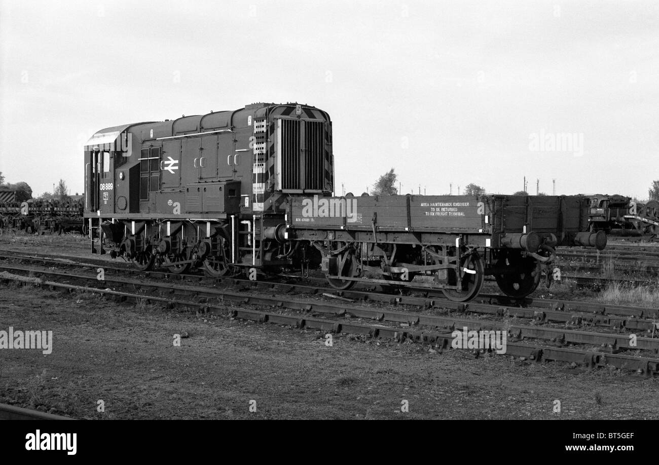 Classe 08 deviatore diesel al cantiere di Whitemoor, Marzo, Cambridgeshire, Inghilterra, Regno Unito 1985 Foto Stock