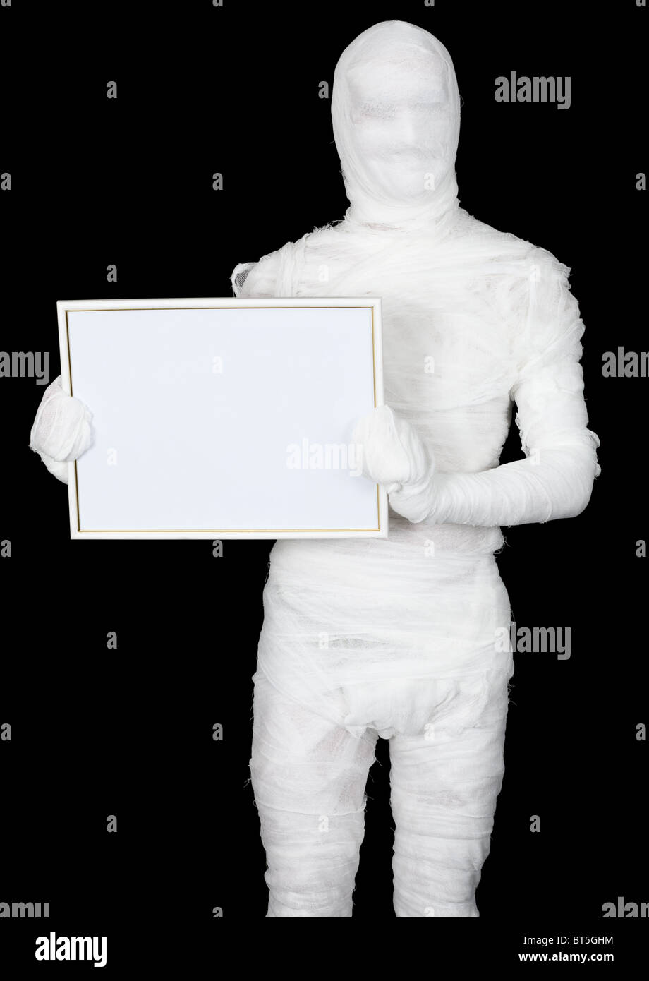 Mummia con telaio in bianco su sfondo nero Foto Stock