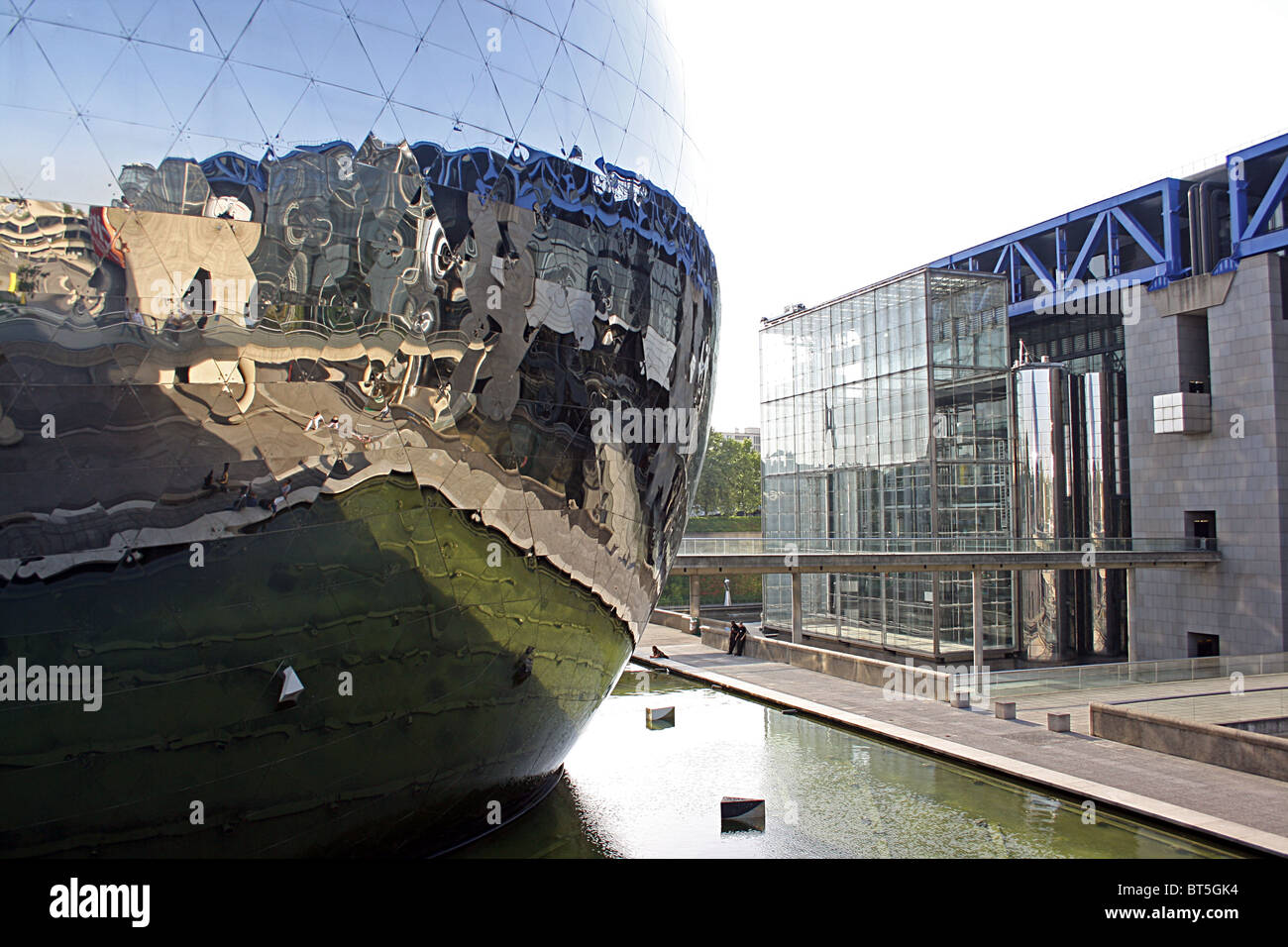 Riflessioni in la Géode, Parc de la Villette Foto Stock