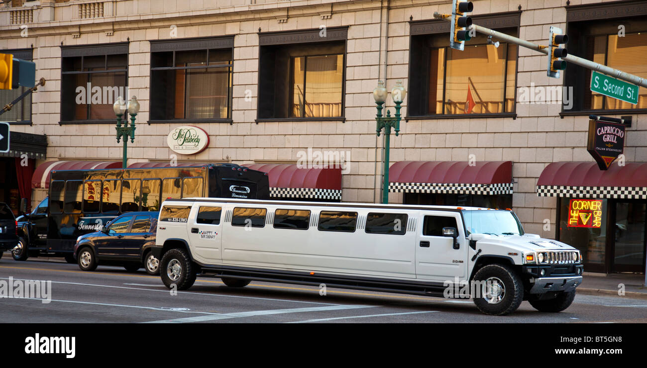 Stretch Limousine al di fuori del Peabody Hotel, centro di Memphis il più famoso hotel Foto Stock