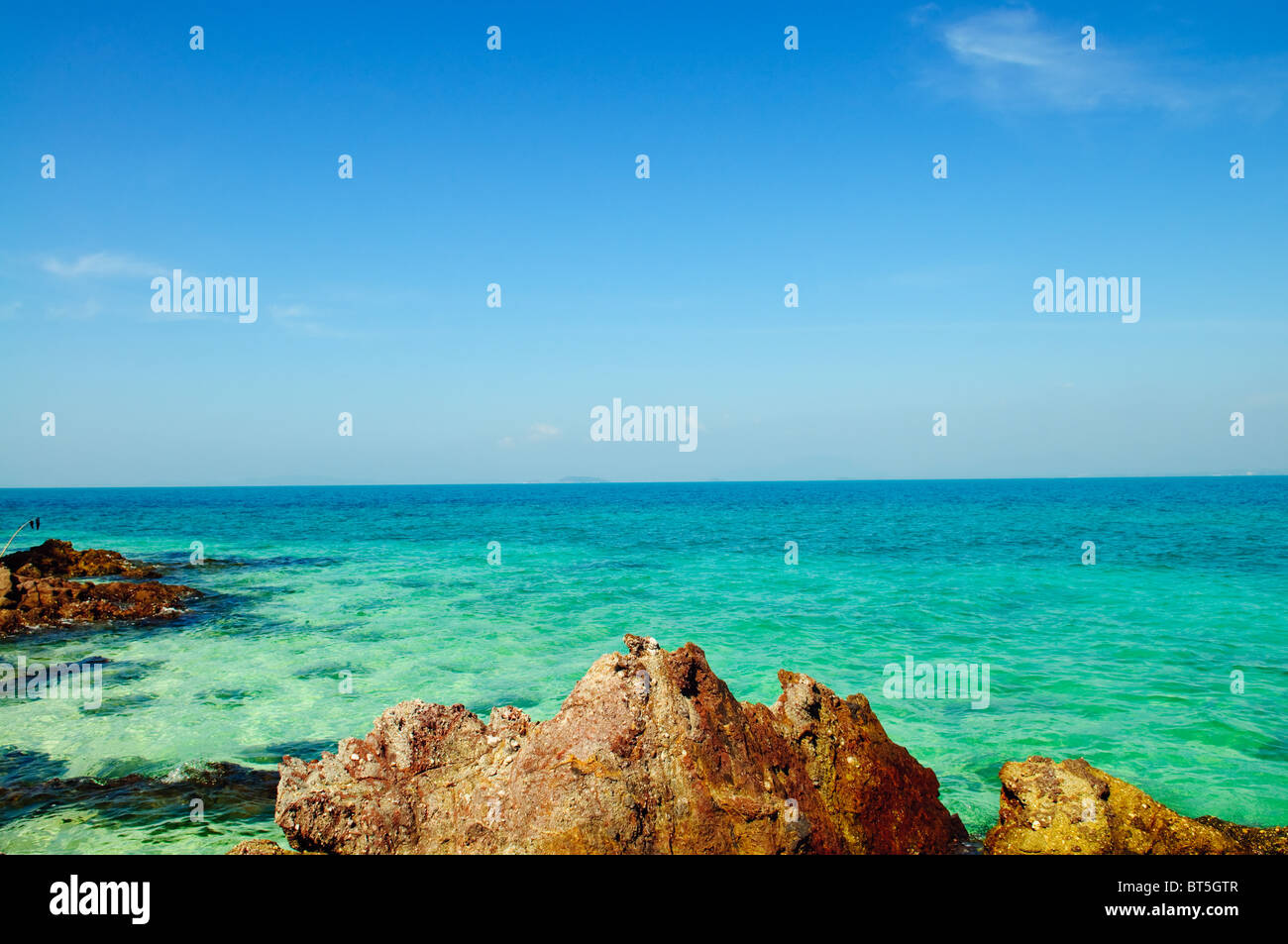 Paesaggio tropicale - riva del mare sull'isola deserta Foto Stock