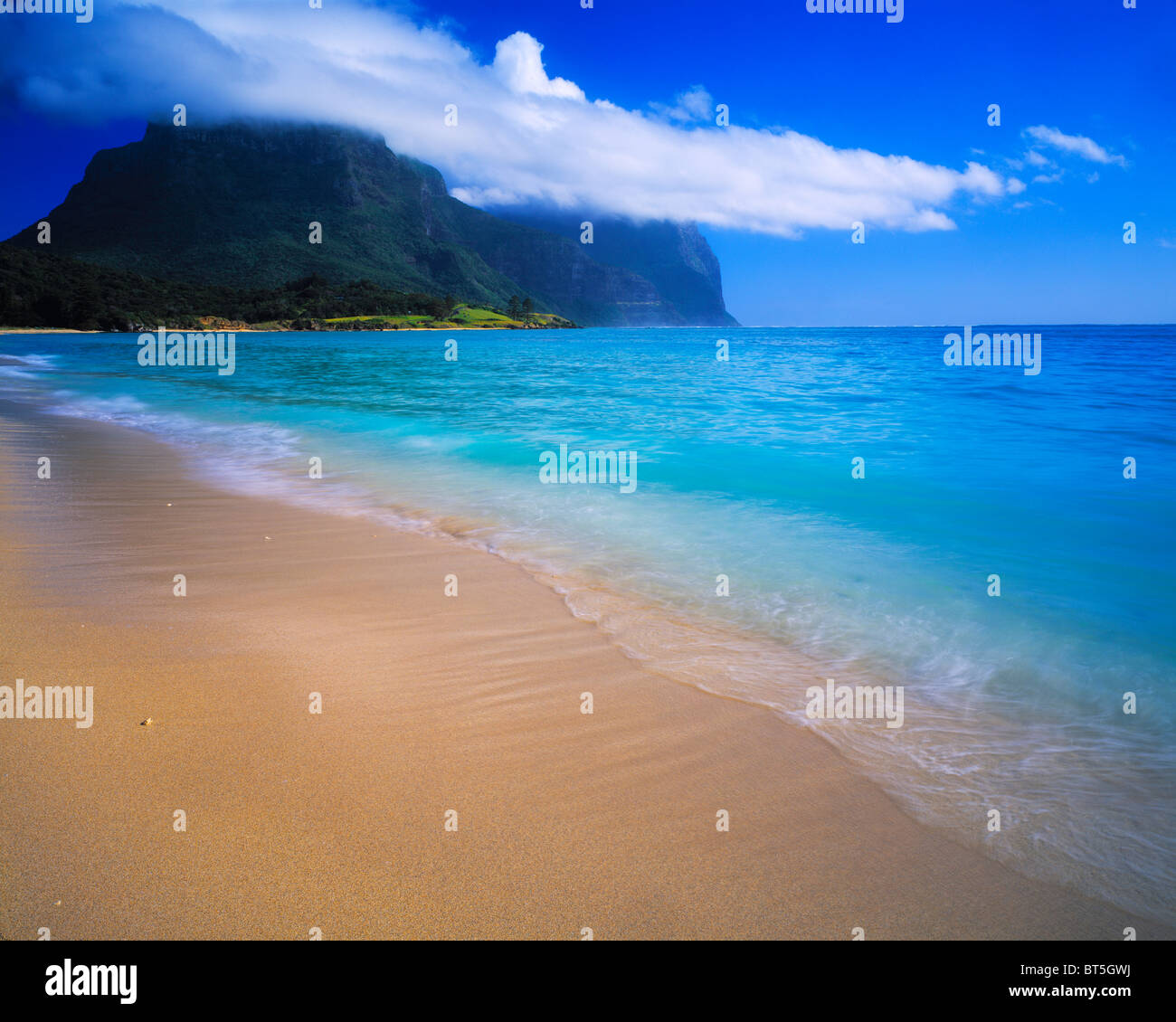 Spiaggia di salmone e MTS. Gower & Lidgbird, Isola di Lord Howe, Nuovo Galles del Sud, Australia, Patrimonio Mondiale dell UNESCO Foto Stock
