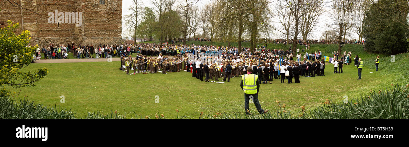 Panoramica di immagini di una sfilata di Scout, castello di Colchester, Essex, Regno Unito Foto Stock