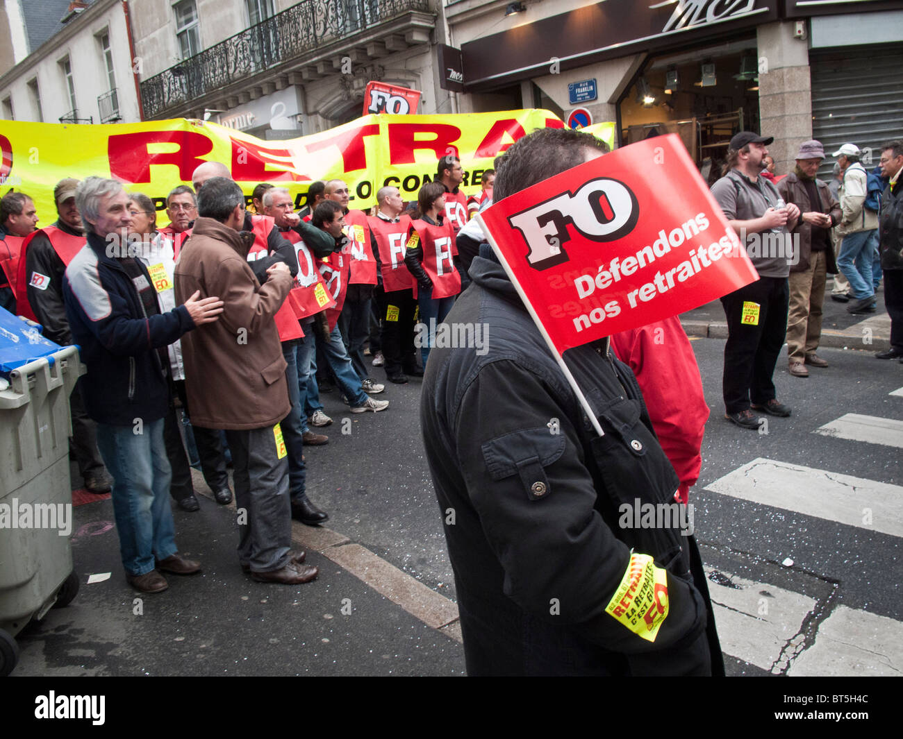 Le persone prendono parte a una dimostrazione su una riforma delle pensioni a Nantes, Francia, 19 Ottobre 2010 Foto Stock