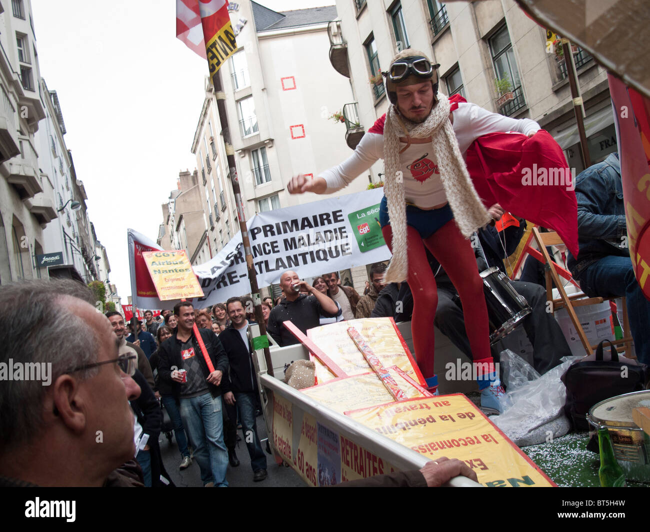 Le persone prendono parte a una dimostrazione su una riforma delle pensioni a Nantes, Francia, 19 Ottobre 2010 Foto Stock