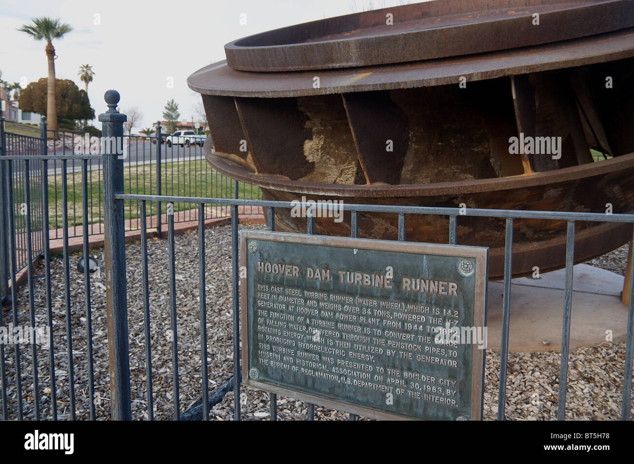 Una ruota di acqua che alimentato un generatore presso la Diga di Hoover da 1944-1982 è ora sul display nella vicina città di Boulder City Foto Stock