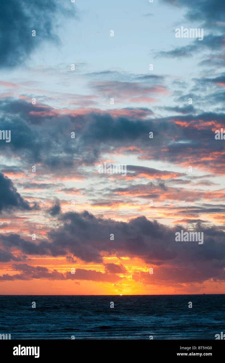 Tramonto,l'alba,mare,mare,costa,nuvole,dramma,colore,SKY,golden,bellissima, Foto Stock