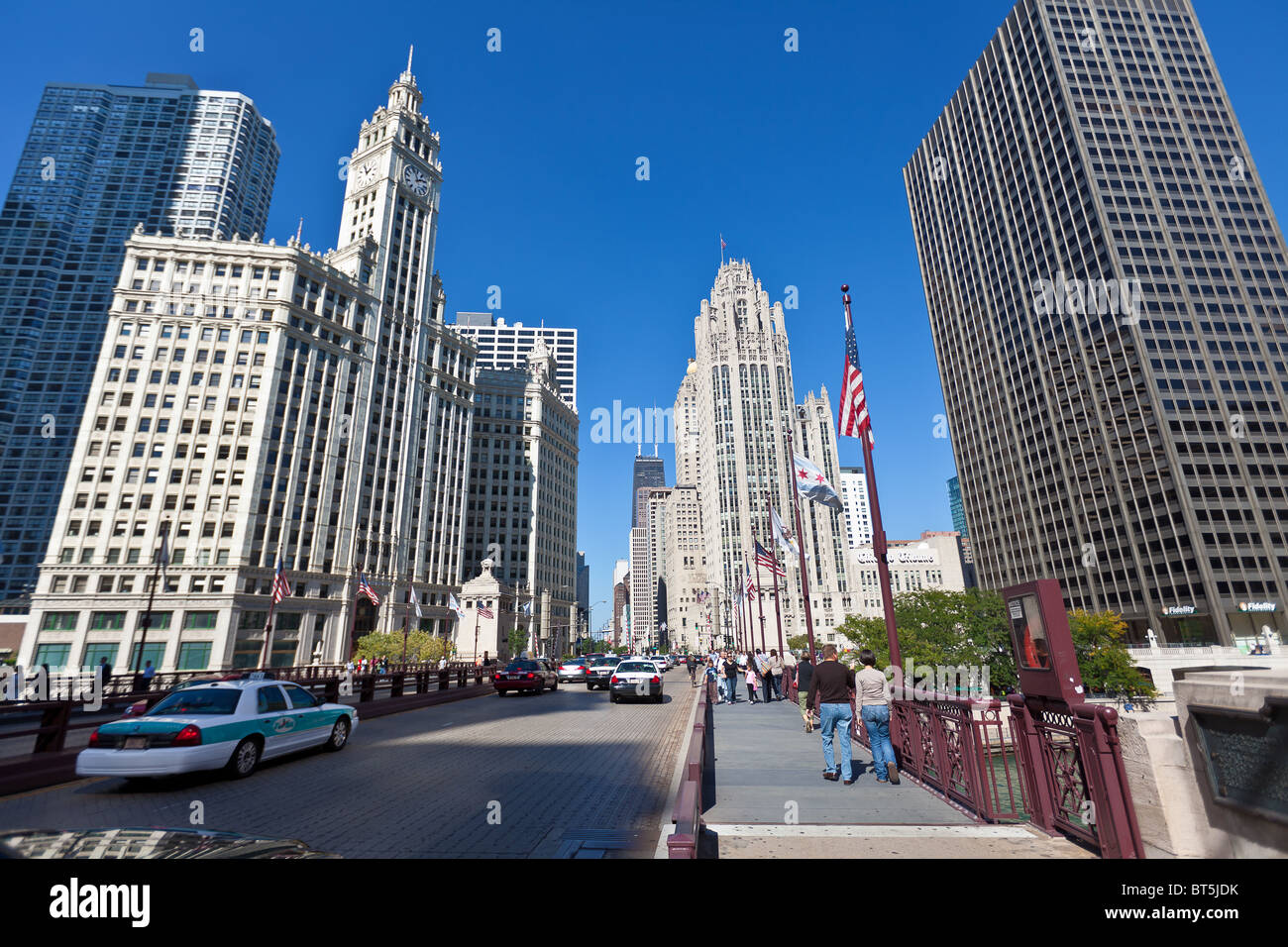 Vista lungo N Michigan Ave ponte mostrante la Tribune Tower e Wrigley Building a Chicago, IL, Stati Uniti d'America. Foto Stock