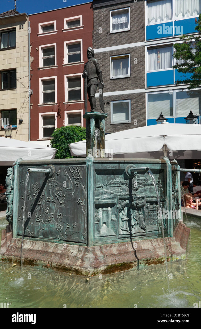 Marktbrunnen mit der Skulptur des Erzbischofs Koelner Hermann von Hessen als Verteidiger der Stadt Neuss, Niederrhein, Renania settentrionale-Vestfalia Foto Stock