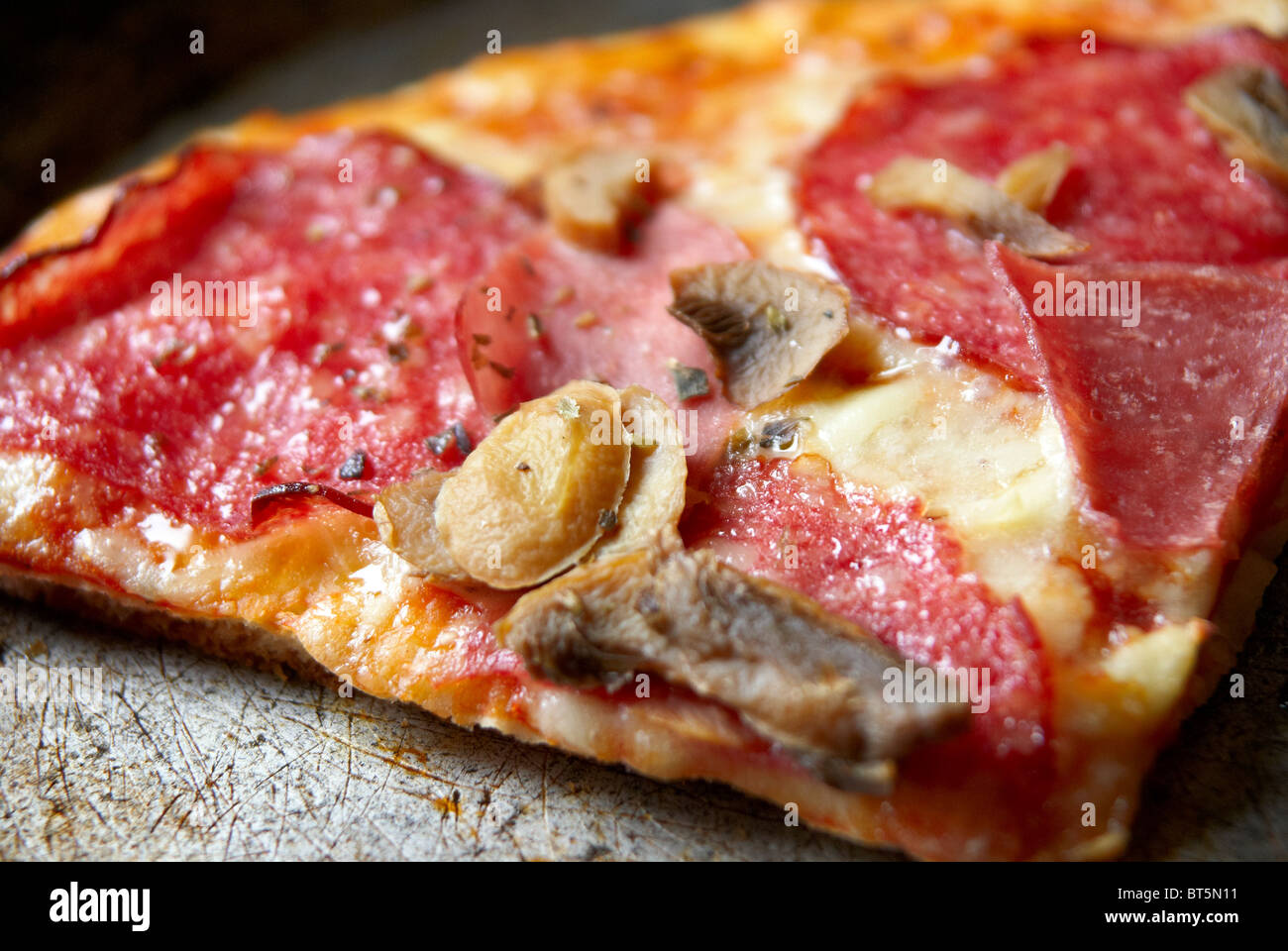 Pizza pezzo su una padella Foto Stock